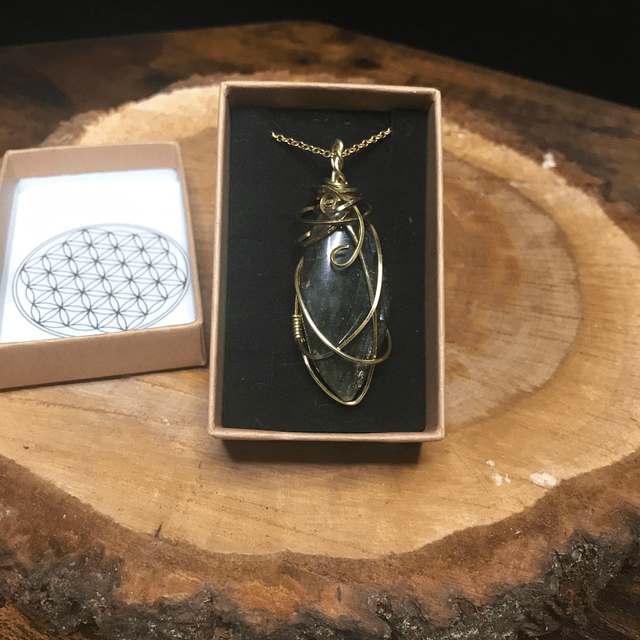 Pendentif LABRADORITE - BIJOU ARTISANAL Gamme "DANA" - [fils laiton et chaîne inox]