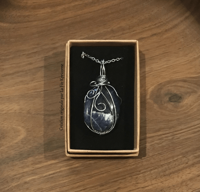 Pendentif SODALITE - BIJOU ARTISANAL Gamme "DANA" - [fils et chaîne inox]