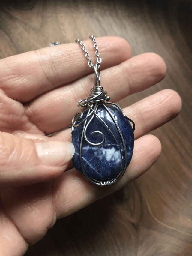 Pendentif SODALITE - BIJOU ARTISANAL Gamme "DANA" - [fils et chaîne inox]