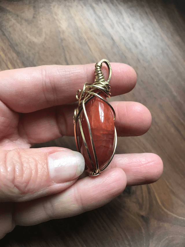 Pendentif CORNALINE - BIJOU ARTISANAL Gamme "DANA" - [fils LAITON et chaîne INOX]