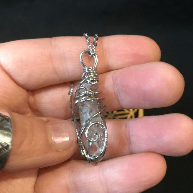 Pendentif QUARTZ ENHYDRO - BIJOU ARTISANAL Gamme "DANA" - [fils et chaîne INOX]