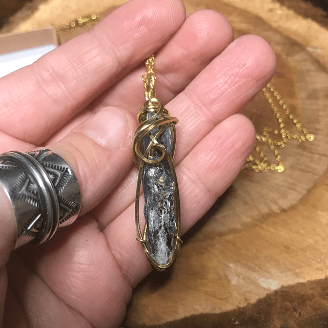 Pendentif KYANITE - BIJOU ARTISANAL Gamme "DANA" - [fils laiton et chaîne inox]