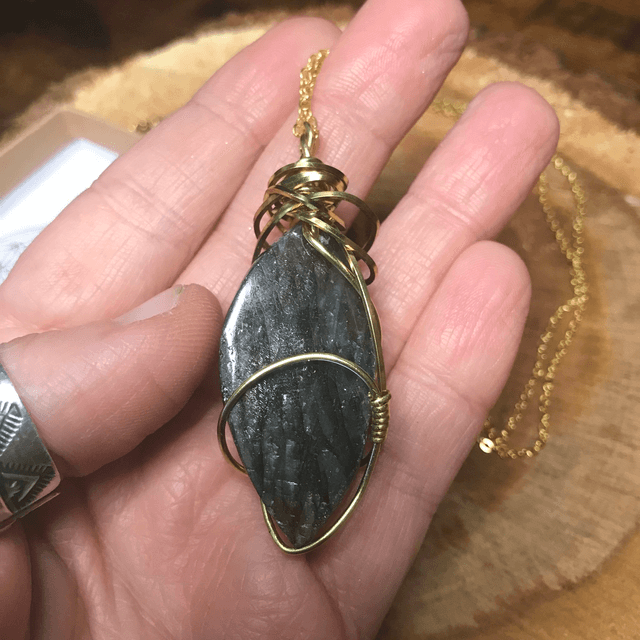Pendentif LABRADORITE - BIJOU ARTISANAL Gamme "DANA" - [fils laiton et chaîne inox]