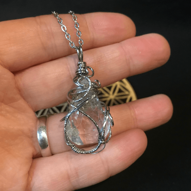 Pendentif QUARTZ ENHYDRO - BIJOU ARTISANAL Gamme "DANA" - [fils et chaîne INOX]