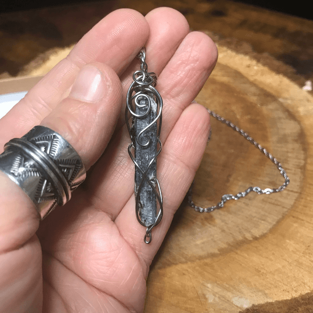 Pendentif KYANITE - BIJOU ARTISANAL Gamme "DANA" - [fils et chaîne inox]