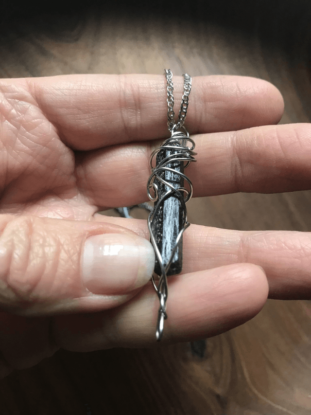 Pendentif TOURMALINE - BIJOU ARTISANAL Gamme "DANA" - [fils et chaîne inox]