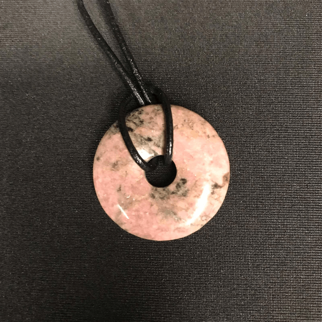 RHODONITE - Pendentif donut N°3 avec cordon cuir [Madagascar]