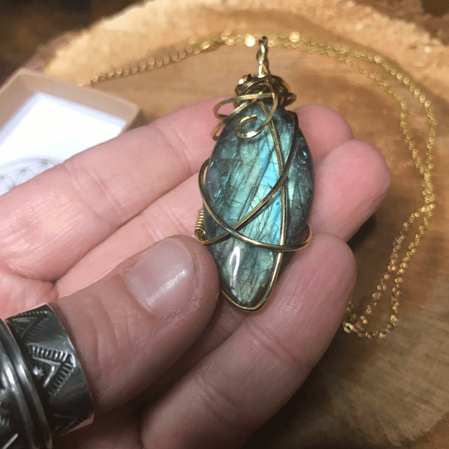 Pendentif LABRADORITE - BIJOU ARTISANAL Gamme "DANA" - [fils laiton et chaîne inox]