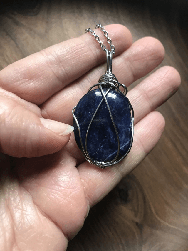 Pendentif SODALITE - BIJOU ARTISANAL Gamme "DANA" - [fils et chaîne inox]