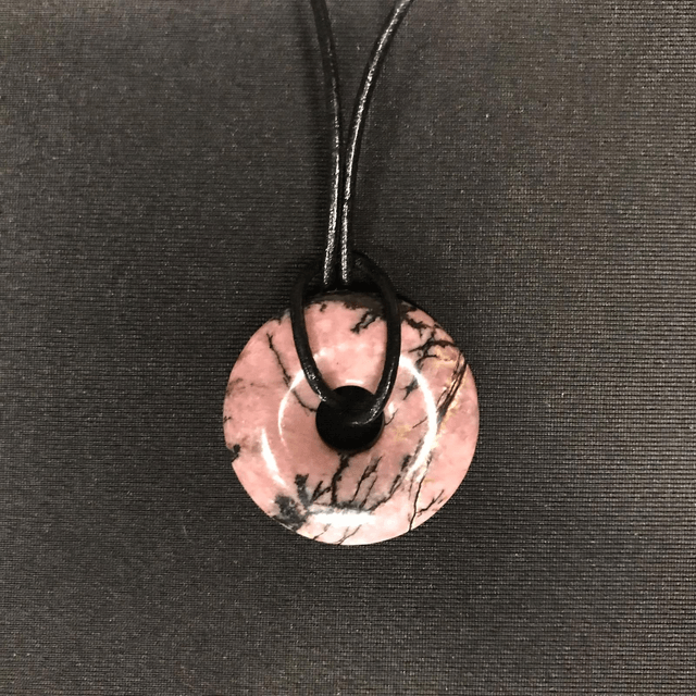 RHODONITE - Pendentif donut N°2 avec cordon cuir [Madagascar]