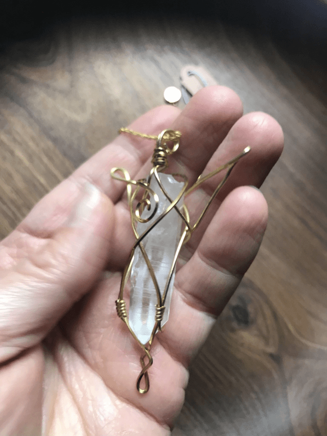 Pendentif QUARTZ LEMURIEN - BIJOU ARTISANAL Gamme "DANA" - [fils laiton et chaîne INOX]