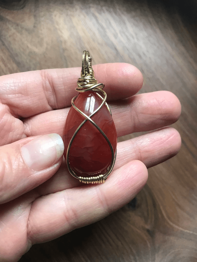 Pendentif CORNALINE - BIJOU ARTISANAL Gamme "DANA" - [fils LAITON et chaîne INOX]