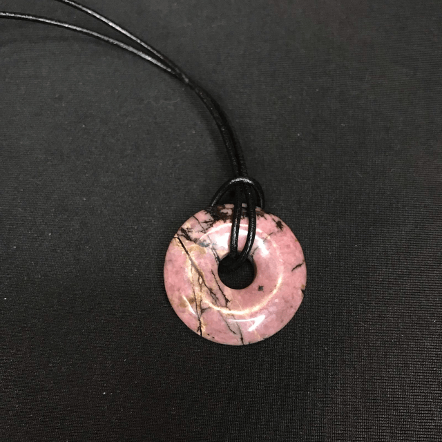 RHODONITE - Pendentif donut N°2 avec cordon cuir [Madagascar]