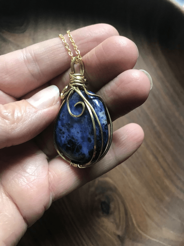 Pendentif SODALITE - BIJOU ARTISANAL Gamme "DANA" - [fils laiton et chaîne inox]