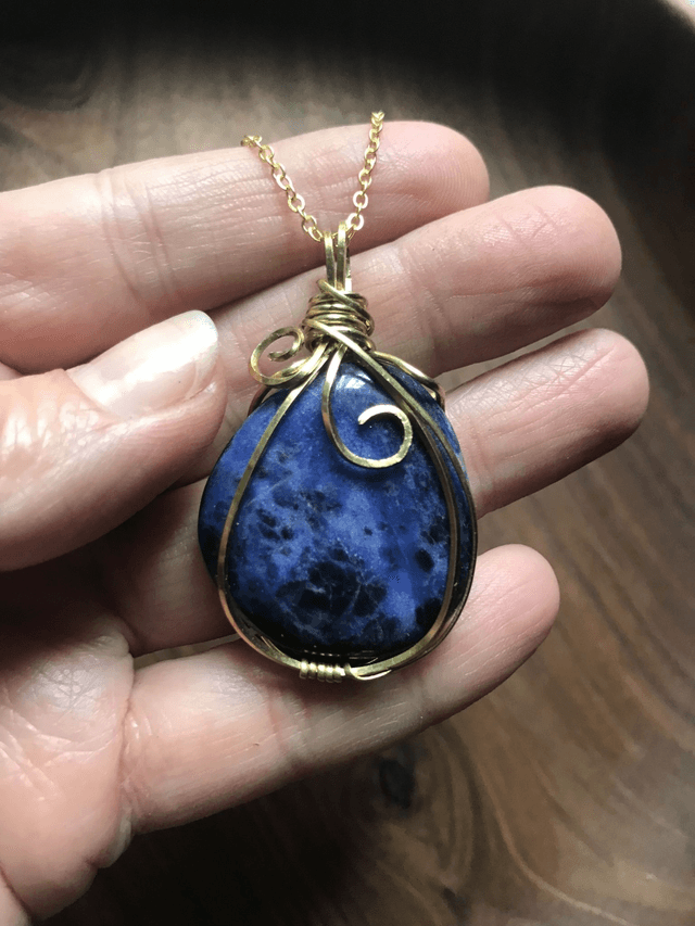 Pendentif SODALITE - BIJOU ARTISANAL Gamme "DANA" - [fils laiton et chaîne inox]