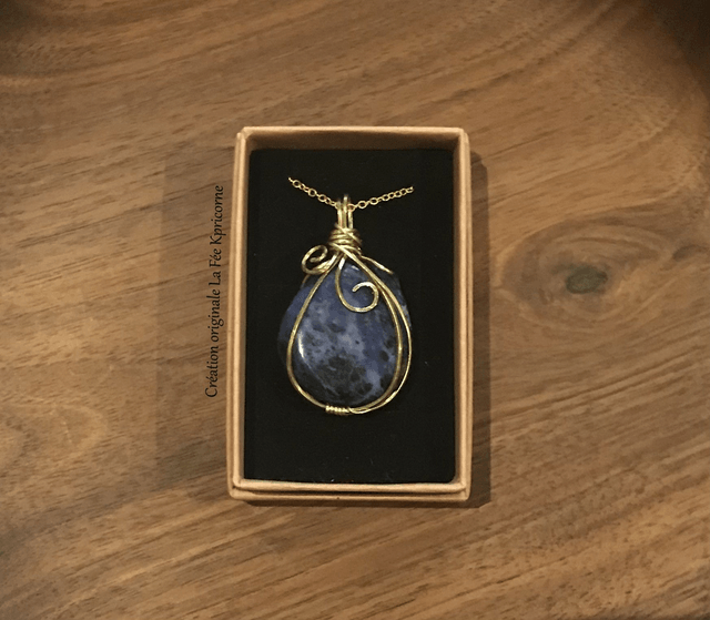 Pendentif SODALITE - BIJOU ARTISANAL Gamme "DANA" - [fils laiton et chaîne inox]