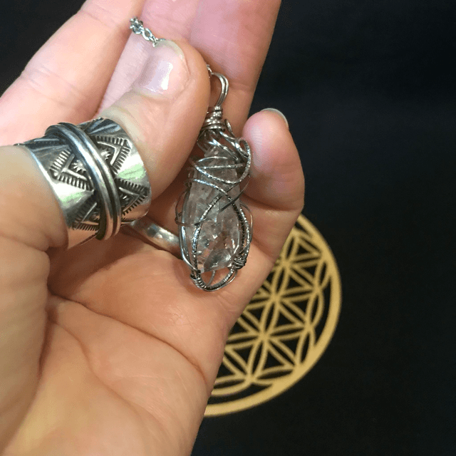 Pendentif QUARTZ ENHYDRO - BIJOU ARTISANAL Gamme "DANA" - [fils et chaîne INOX]