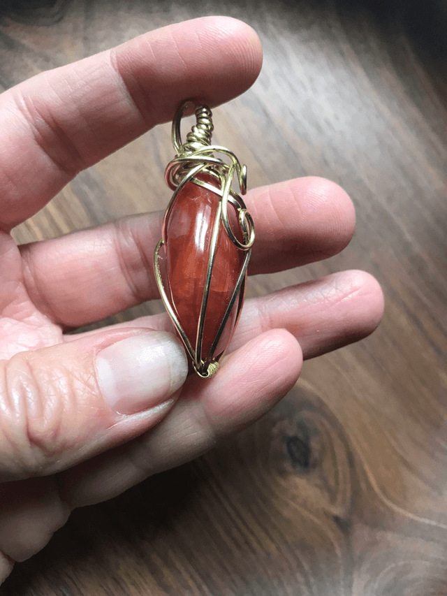 Pendentif CORNALINE - BIJOU ARTISANAL Gamme "DANA" - [fils LAITON et chaîne INOX]