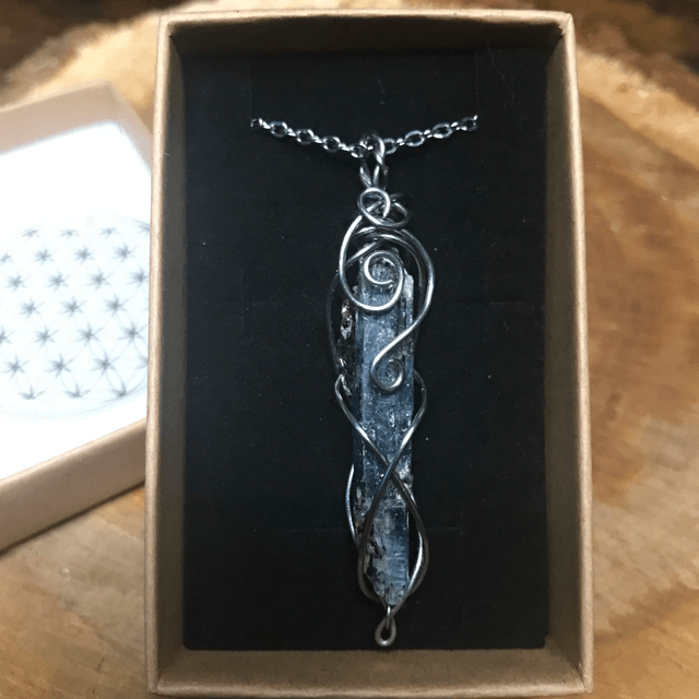 Pendentif KYANITE - BIJOU ARTISANAL Gamme "DANA" - [fils et chaîne inox]