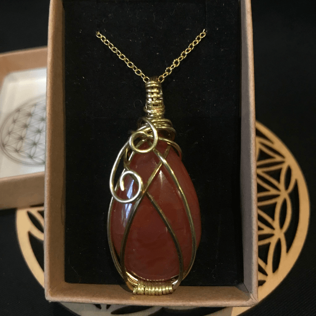 Pendentif CORNALINE - BIJOU ARTISANAL Gamme "DANA" - [fils LAITON et chaîne INOX]