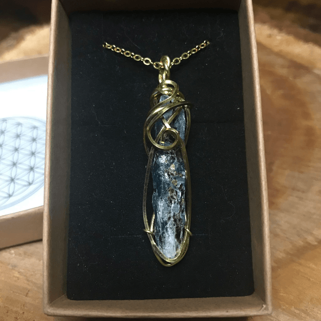 Pendentif KYANITE - BIJOU ARTISANAL Gamme "DANA" - [fils laiton et chaîne inox]