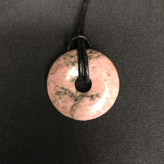 RHODONITE - Pendentif donut N°3 avec cordon cuir [Madagascar]