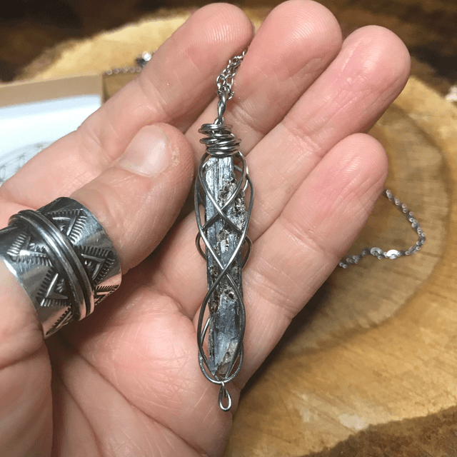 Pendentif KYANITE - BIJOU ARTISANAL Gamme "DANA" - [fils et chaîne inox]