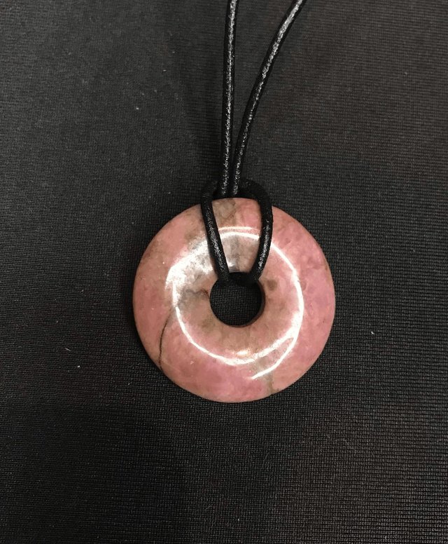RHODONITE - Pendentif donut N°1 avec cordon cuir [Madagascar]