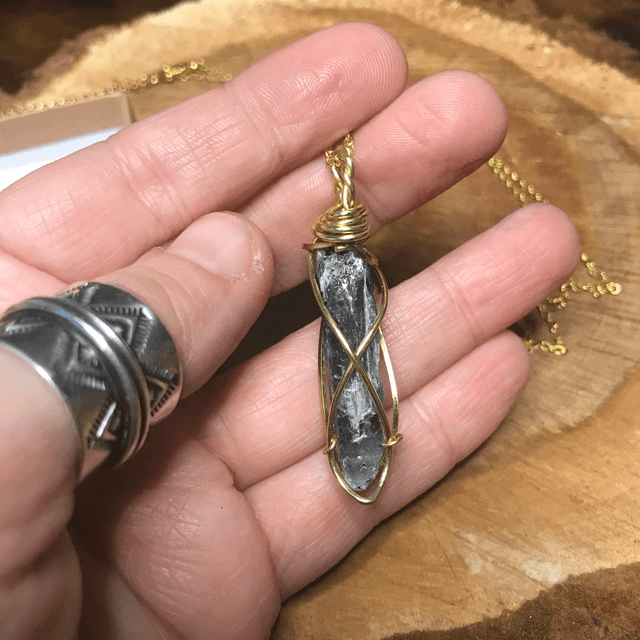Pendentif KYANITE - BIJOU ARTISANAL Gamme "DANA" - [fils laiton et chaîne inox]