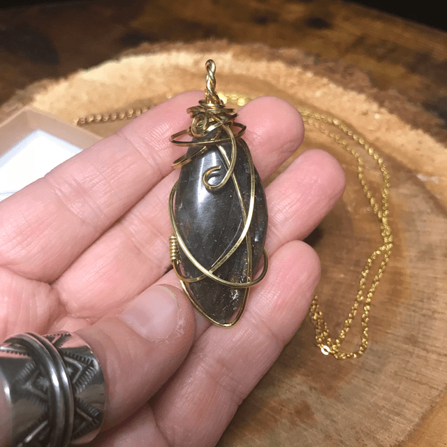 Pendentif LABRADORITE - BIJOU ARTISANAL Gamme "DANA" - [fils laiton et chaîne inox]