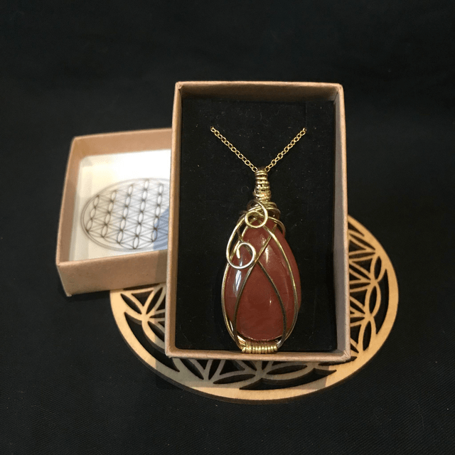 Pendentif CORNALINE - BIJOU ARTISANAL Gamme "DANA" - [fils LAITON et chaîne INOX]