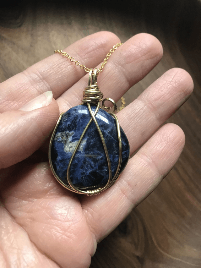 Pendentif SODALITE - BIJOU ARTISANAL Gamme "DANA" - [fils laiton et chaîne inox]