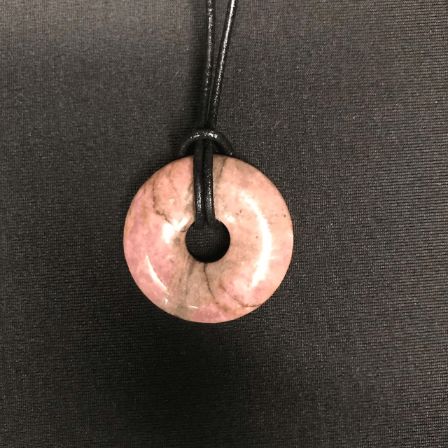 RHODONITE - Pendentif donut N°1 avec cordon cuir [Madagascar]