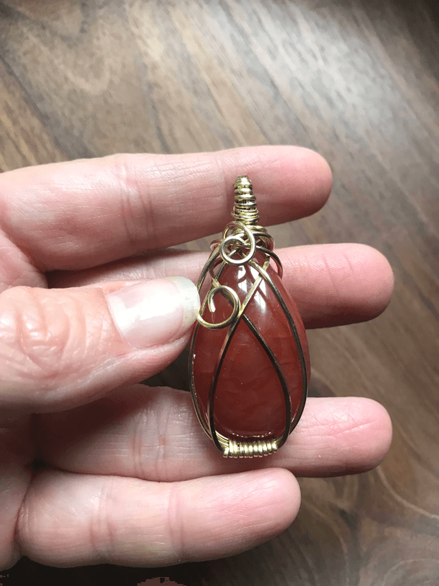 Pendentif CORNALINE - BIJOU ARTISANAL Gamme "DANA" - [fils LAITON et chaîne INOX]