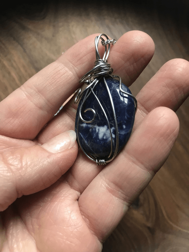 Pendentif SODALITE - BIJOU ARTISANAL Gamme "DANA" - [fils et chaîne inox]