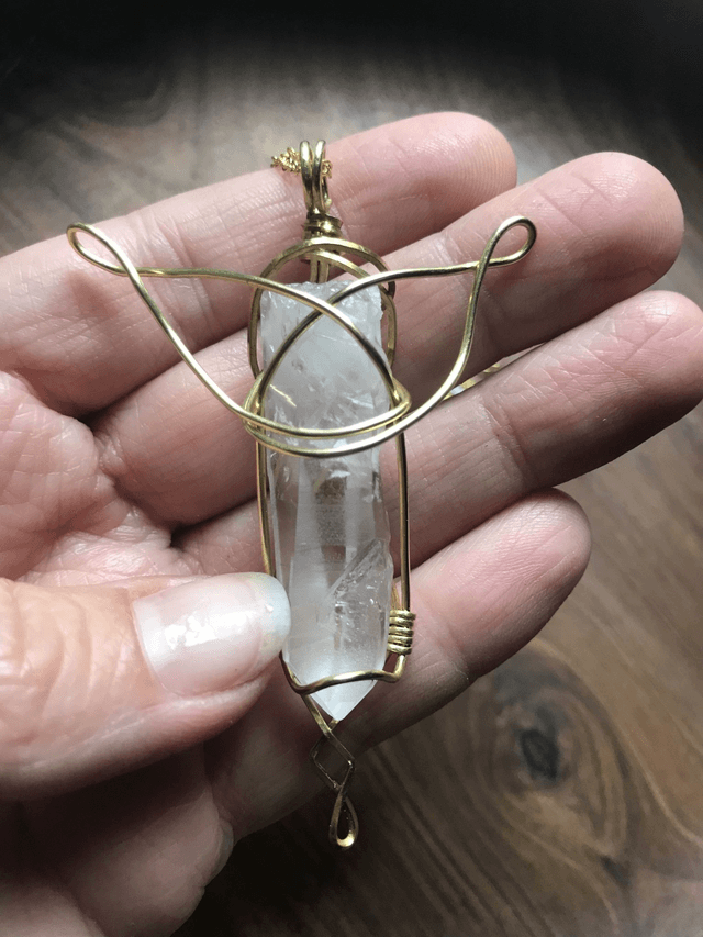 Pendentif QUARTZ LEMURIEN - BIJOU ARTISANAL Gamme "DANA" - [fils laiton et chaîne INOX]