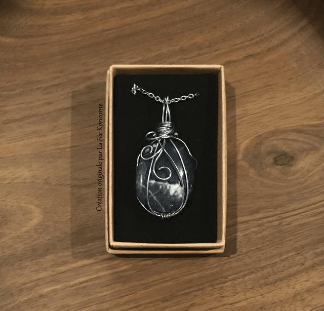 Pendentif SODALITE - BIJOU ARTISANAL Gamme &quot;DANA&quot; - [fils et chaîne inox]