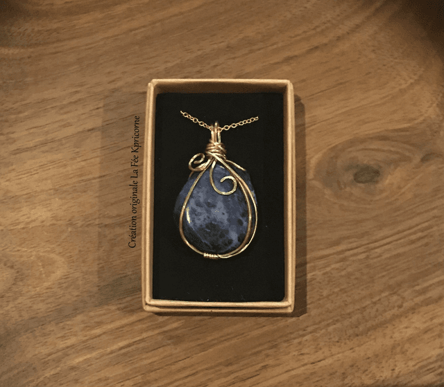 Pendentif SODALITE - BIJOU ARTISANAL Gamme &quot;DANA&quot; - [fils laiton et chaîne inox]